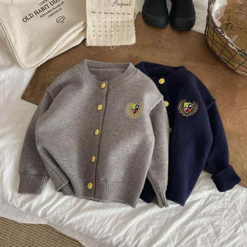 ニットカーディガン キッズ 男の子 女の子 子供服 スクール風 カレッジスタイル 刺繍 ワンポイント 無地 秋冬 通学 普段使い 柔らかい アクリル素材 羽織り