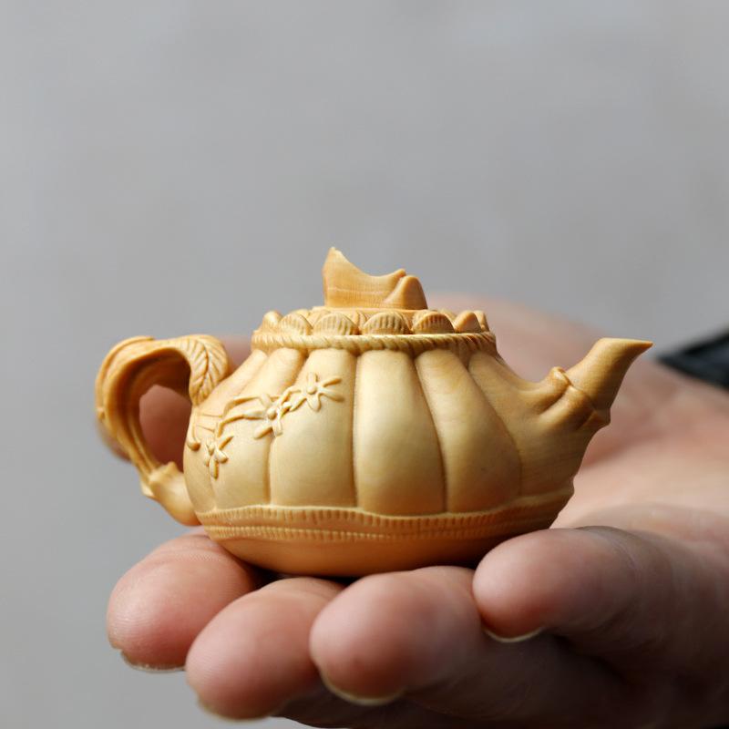 工芸品 ツゲ材 天然木 手彫り 菊 急須形 ミニチュア 掌玩物 文玩 コレクション 茶寵 置物 オブジェ インテリア リビング 書斎 デスク プレゼント ギフト
