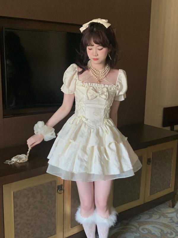 ワンピース レディース 森ガール風 プリンセス フェミニン 上品 かわいい リボン 切り替え 肌映え ショート丈 Aライン ハイウエスト 半袖 ボートネック 無地 TR素材 ベージュ ビーチ リゾート 普段使い お出かけ カジュアル レトロ 春夏