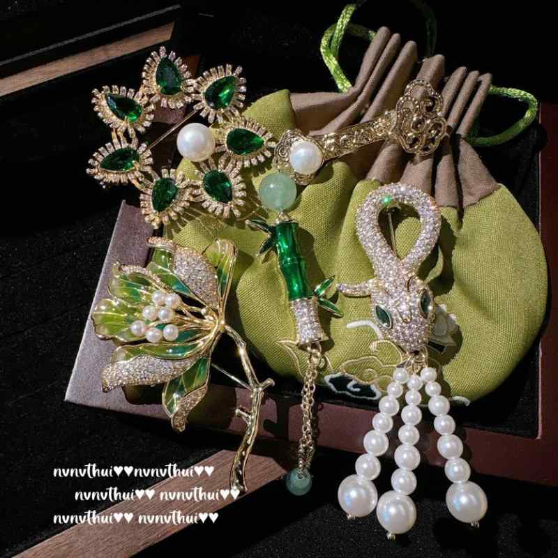 ブローチ レディース 女性用 エメラルドグリーン 花環 ジルコニア ピーコックグリーン エナメルフラワーモチーフ 18K金メッキ パール アンティーク調 フレンチレトロ 装飾品
