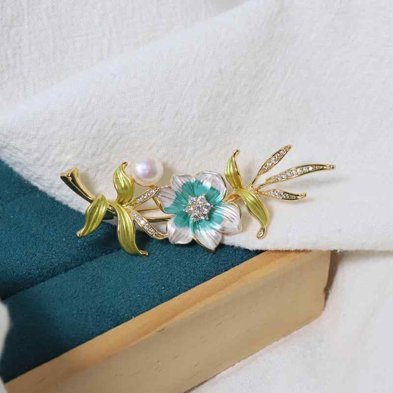 ブローチ 男女兼用 厚金メッキ エナメル彩色 上品 エレガント シンプル 花 フラワー パール パール 琥珀 高級感 フォーマル カジュアル パーティー 普段使い