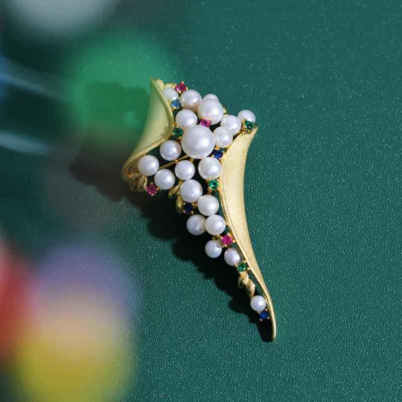ブローチ レディース 秋冬 クリスマスデザイン 高級感 コート ジャケット アクセサリー コサージュ ピン ゴールド 金メッキ カジュアル フォーマル パーティー イベント