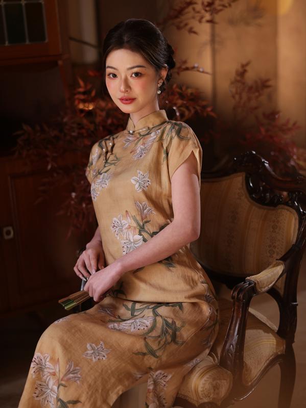 チャイナドレス 女性用 新中華風 レトロ 伝統模様 前開き スタンドカラー 斜めネック 七分袖 ハイサイドスリット ロング丈 高級感 テンセル麻 イエロー プリントデザイン 春夏 改良型 若々しい