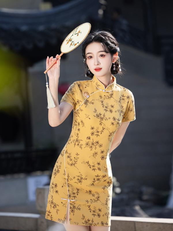 ワンピース レディース チャイナドレス 中華風 ショート丈 レトロモダン 小柄向け 春夏 普段着 デイリーユース スタンドカラー 斜め襟 三分袖 スリット入り ゴールド エレガント ポリエステル ストレッチ素材