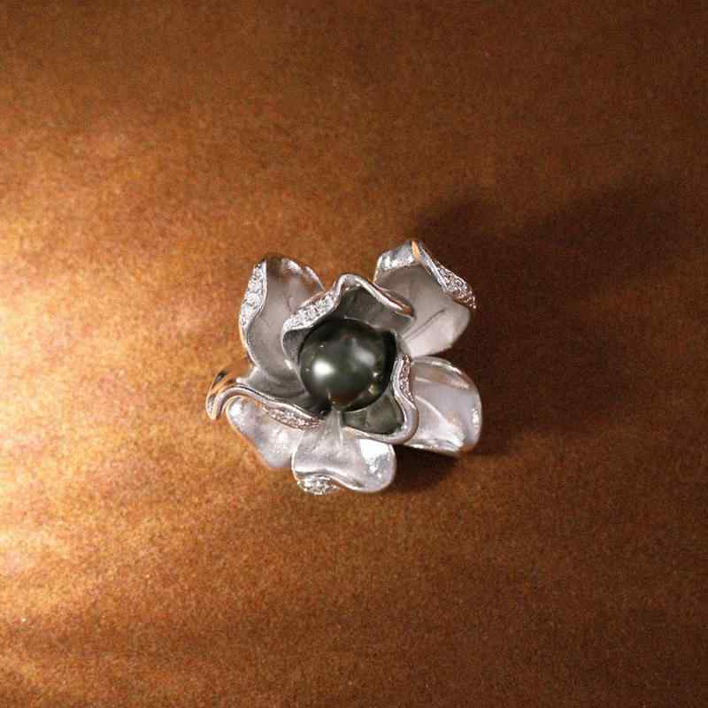 ブローチ ユニセックス 淡水パール 花モチーフ フラワーデザイン シンプル エレガント 高級感 上品 繊細 アクセサリー 2WAY ワンポイント 装飾 普段使い フォーマル カジュアル オケージョン