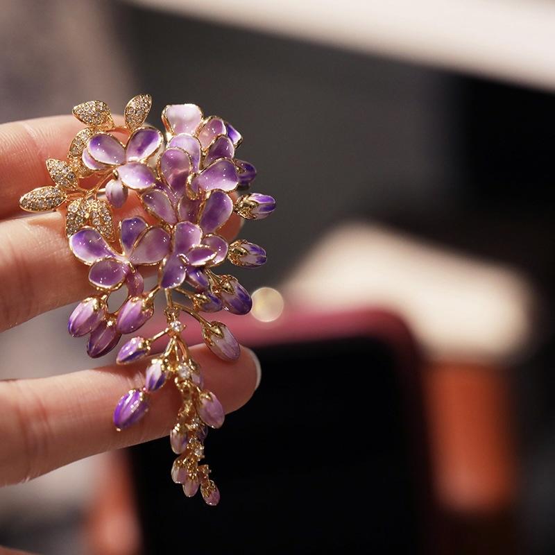 ブローチ レディース コサージュ 藤の花 タッセル ハンドメイド 手作り 七宝焼き 高級感 上品 エレガント 春 ファッション 通勤用 普段使い 銅製 エナメル加工 花モチーフ 紫 青 ピンク
