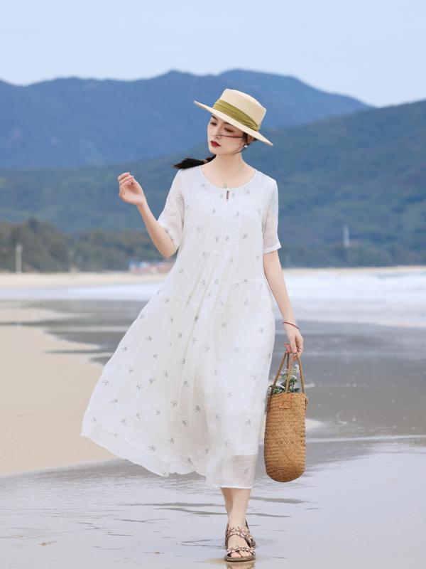 ワンピース レディース 夏 リゾート マキシ丈 ゆったり フレア 体型カバー Aライン 麻 リネン 刺繍 白 ホワイト ラウンドネック 丸首 5分袖 レトロ 文芸風 ビーチ バカンス ドレス 普段使い