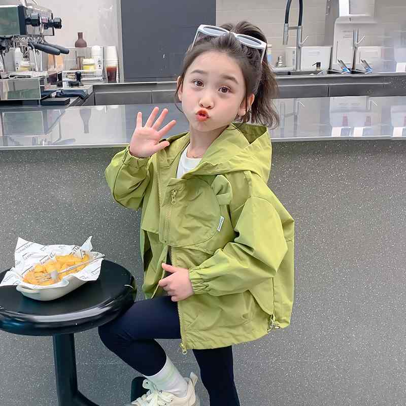 ウィンドブレーカー 女の子 キッズ アウター ジャケット 春秋 おしゃれ かわいい ポリエステル グリーン ミドル丈 ジップアップ フードなし 柔らか 通園 通学 普段使い アウトドア