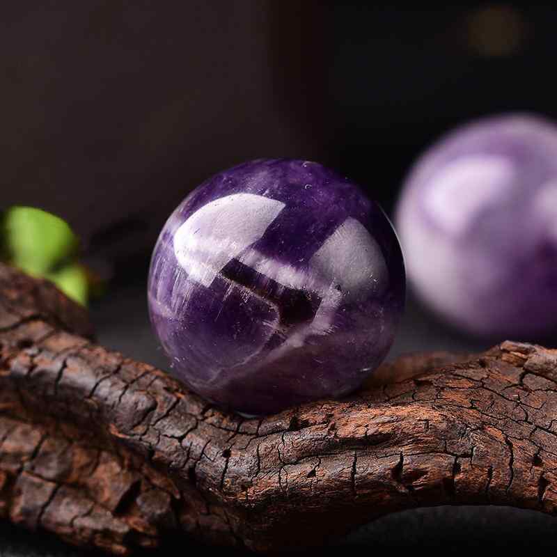 クリスタルボール 天然アメジスト 原石研磨 幻想的なパープル 紫 水晶玉 丸玉 置物 インテリア オブジェ 風水 浄化 ヒーリング パワーストーン 開運 ギフト 鑑賞石｜あじゅり
