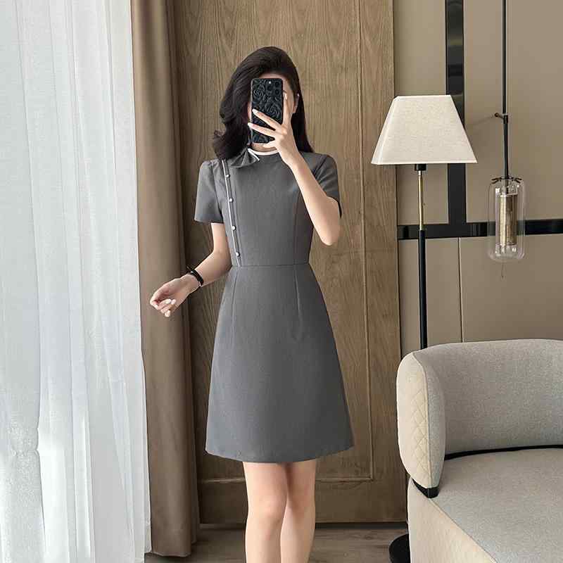 ワンピース レディース 低身長 スタイルアップ 着痩せ効果 通勤 オフィス 事務服 ビジネス 接客業 美容師 教師 エレガント きれいめ フェミニン Aライン 半袖 ミディ丈 リボン シワになりにくい 春夏 ポリエステル混紡 グレー 紺 黒