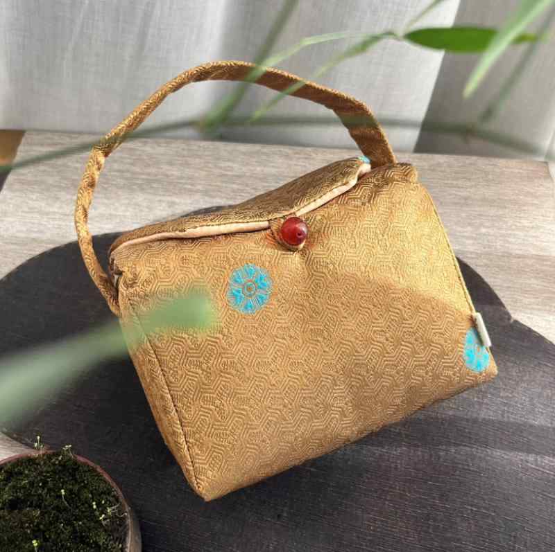 茶器 収納バッグ ポーチ 手提げ ミニハンドバッグ 厚手 中綿入り 仕切り付き 布製 ファブリック 吉祥文様 伝統柄 旅行 携帯用 コンパクト ポータブル お茶会