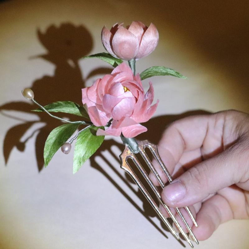 ヘアアクセサリー 絹糸 絨花 クチナシの花 フラワーモチーフ パール飾り 簪 かんざし ヘアコーム レトロ 中国風 漢服 チャイナドレス イベント 披露宴 二次会 浴衣 卒業式 成人式 上品 エレガント 手作り 5,885円