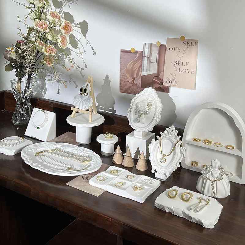 ディスプレイスタンド 石膏製 ホワイト アクセサリー 宝飾品 ピアス イヤリング ネックレス 指輪 卓上 店舗 カウンター 陳列 展示 北欧風