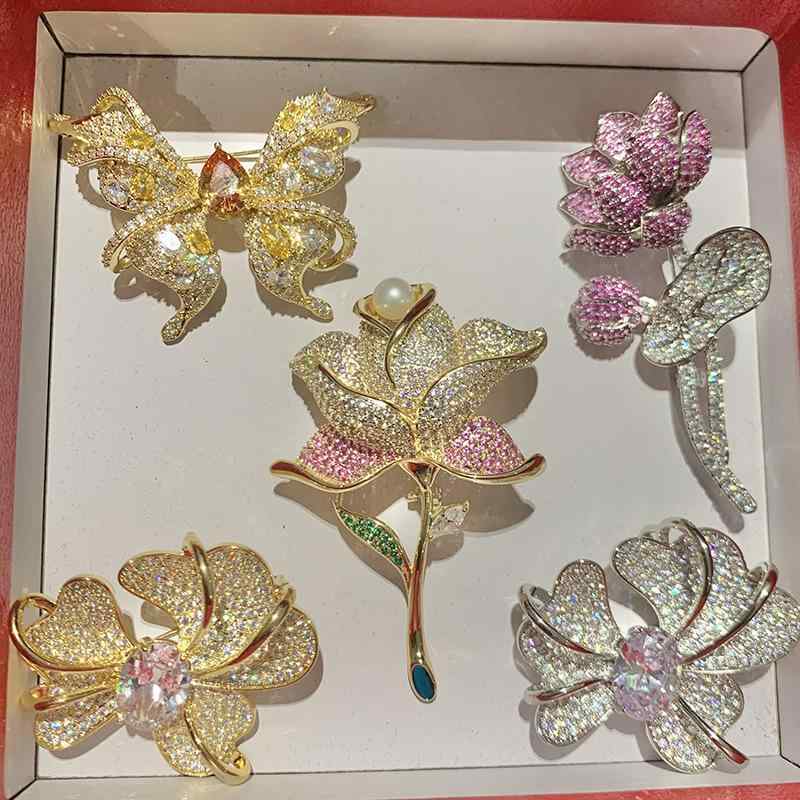 ブローチ コサージュ レディース 5点セット 高品質 真金メッキ 精巧な作り フルジルコニア 蝶々 バタフライ 花 フラワー デザイン 上品 エレガント パーティー 結婚式 フォーマル