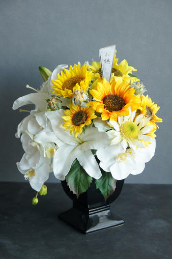 カサブランカ×向日葵 お供え美術御花（造花）※花器はうつり変わりとなります