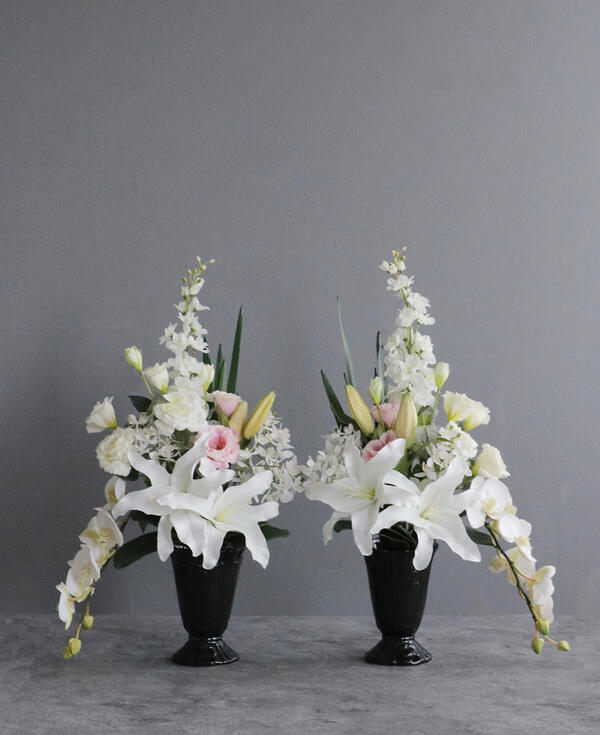 カサブランカ×サクラ色トルコキキョウ お供え美術御花（2コセット）（造花）※花器はうつり変わりとなります