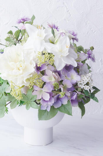ホワイトダリア&times;紫陽花 ラウンドベース（造花）【フレグランスオプションあり】｜あーかんび（AKANBI）