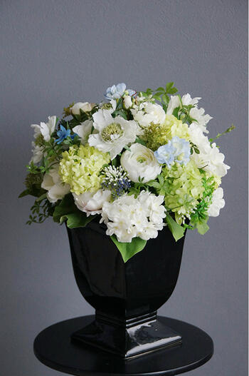 初夏のブラックスクエアベース（造花）【フレグランスオプションあり】※花器はうつり変わりとなります