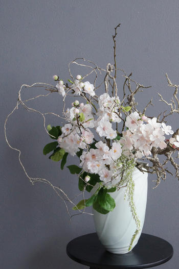 桜 × 陶器作り絵書き 樋口邦春作 青白磁流文花入（造花）