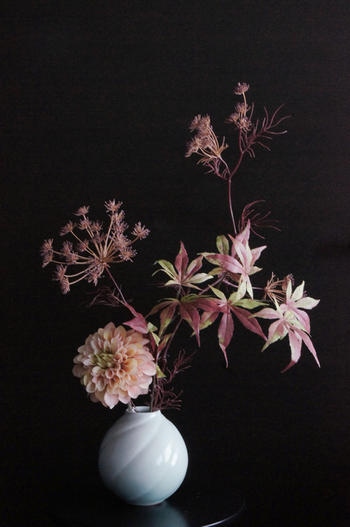 ピンクダリア× 陶芸作家 樋口邦春作 青白磁壷（造花）