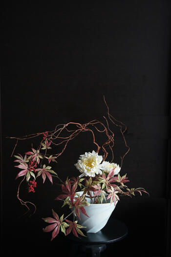 菊 × 槭樹 × 陶器作り絵書き 樋口邦春作 無色素磁花入（造花）