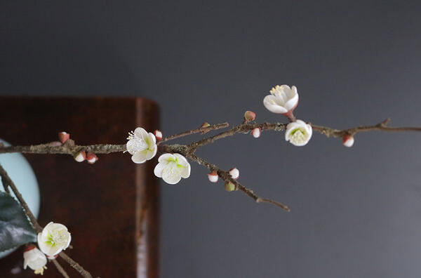 松・椿・梅 × 陶芸作家 樋口邦春作 青白磁花入（造花） 花・観葉植物 