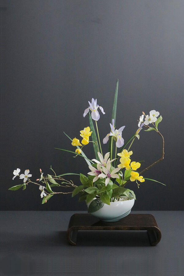 花ショウブ × フリージア × 陶器作り絵書き 樋口邦春作 青白磁流行り文鉢（造花）