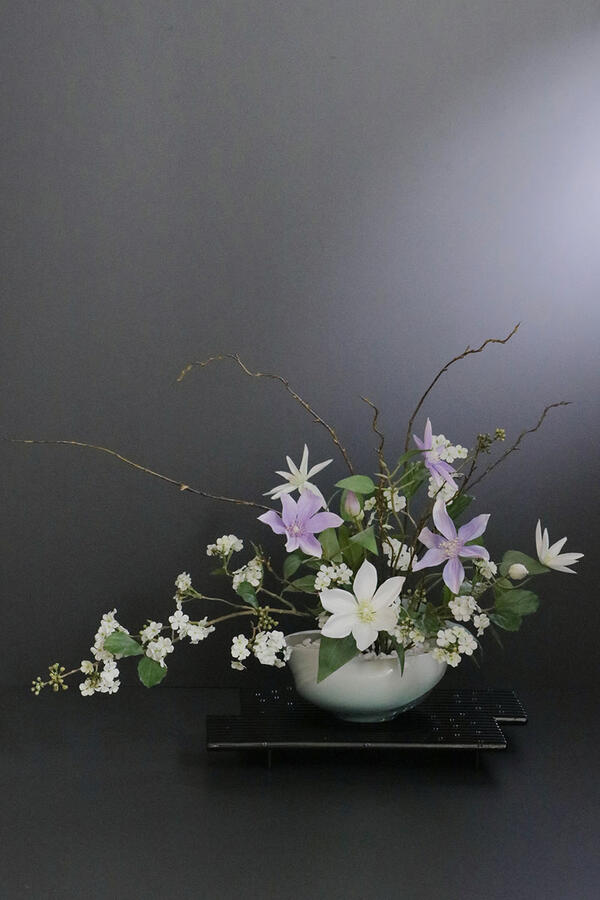 クレマチス × ビバーナム × 陶器作り絵書き 樋口邦春作 青白磁流行り文鉢（造花）