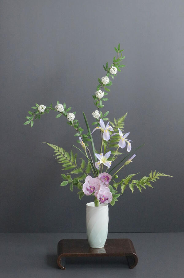 花ショウブ × こでまり × 陶器作り絵書き 樋口邦春作 無色素磁花入（造花）