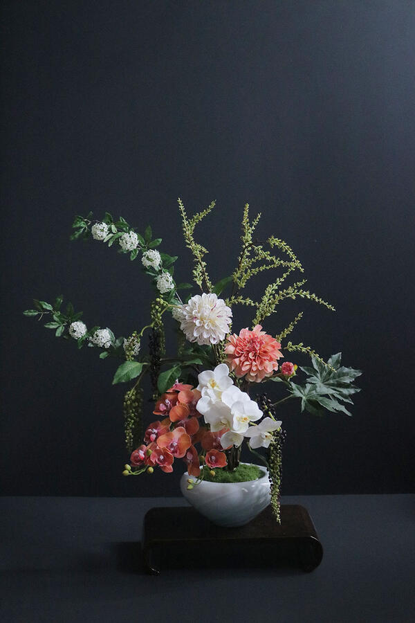 紅白ダリア × 紅白胡蝶蘭 × 陶芸作家 樋口邦春作 青白磁砧花入（造花） 107,500円