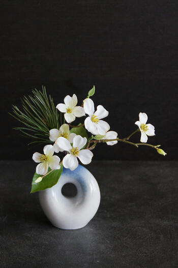ハナミズキ×松　陶器ミニベース（花器変更） (造花） 【ギフトバッグ対応可】