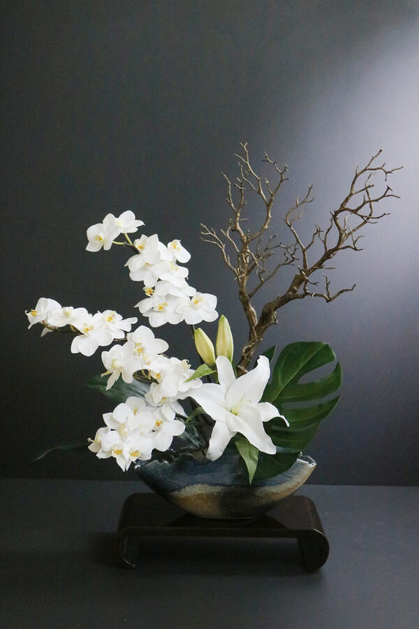 カサブランカ × 夢見鳥蘭 信楽焼ほら貝花器 和風表現スタイル(造花）