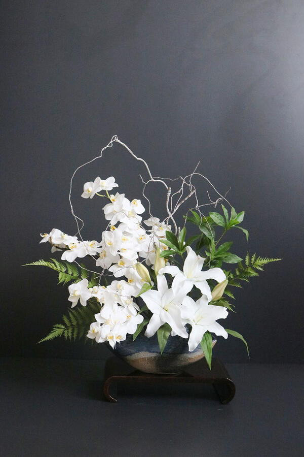 カサブランカ × 胡蝶蘭 × アセビ 信楽焼ほら貝花器 和風スタイル(造花)|あーかんび(AKANBI)