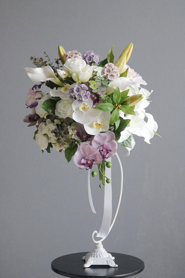 白いことカサブランカ×パープル夢見鳥蘭 御芽出度胸花（造花）