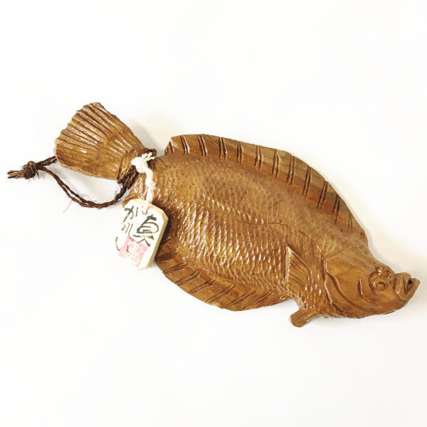 送料無料 一品作 木製 木彫りの魚 鰈 カレイ の木彫り えんじゅの木 北海道 さかな きぼり ウッドカービング 置物 壁掛け インテリア オブジェ 民芸品 クラフト グッズ フィッシュ かれい 槐 Marcsdesign Com