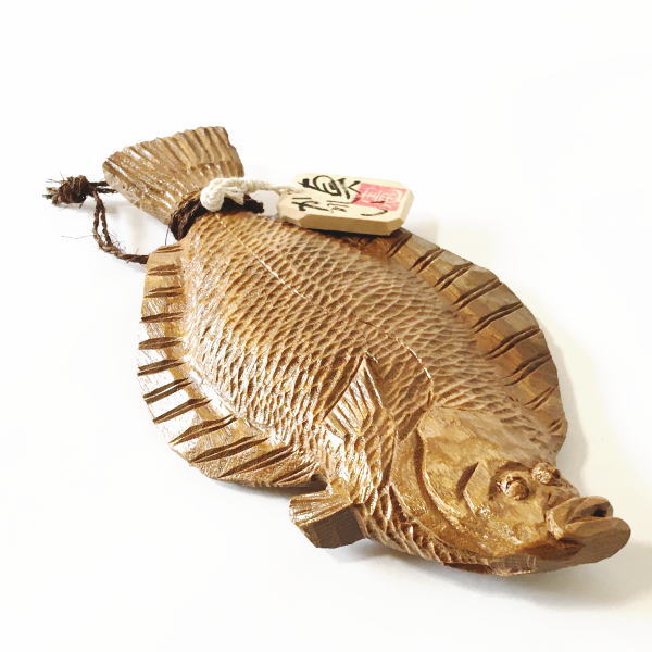 送料無料 一品作 木製 木彫りの魚 鰈 カレイ の木彫り えんじゅの木 北海道 さかな きぼり ウッドカービング 置物 壁掛け インテリア オブジェ 民芸品 クラフト グッズ フィッシュ かれい 槐 Marcsdesign Com