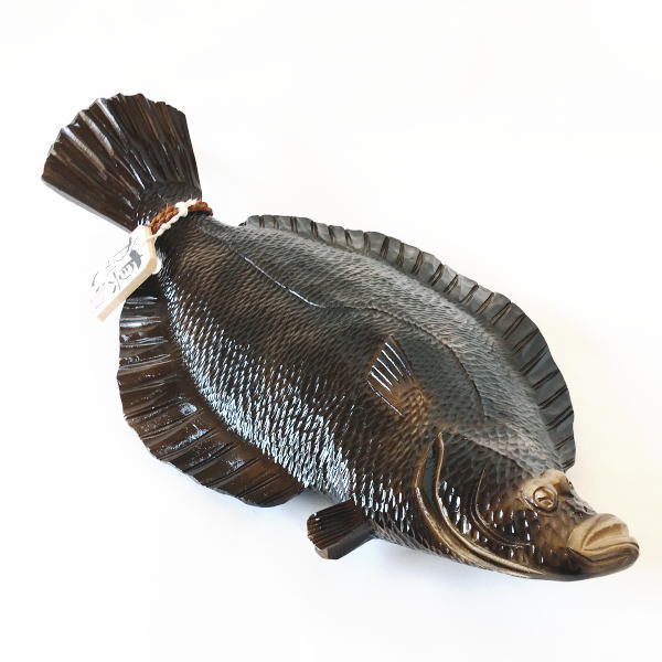 一品作 木製 木彫りの魚 鰈 カレイ の木彫り しなの木 北海道 さかな きぼり ウッドカービング 置物 壁掛け インテリア オブジェ 民芸品 クラフト グッズ フィッシュ かれい 真ガレイ 真がれい 送料無料 Onpointchiro Com