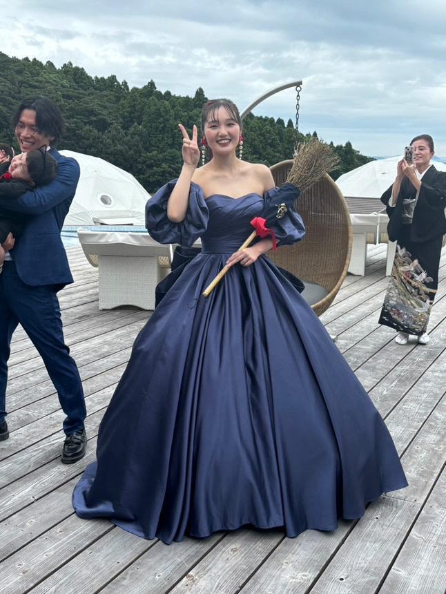 実例写真！カラードレス ネイビー パフスリーブ 光沢サテン ふっくら柔らかなバックリボン エレガント クラシカル 優しい｜暁_ASUSA