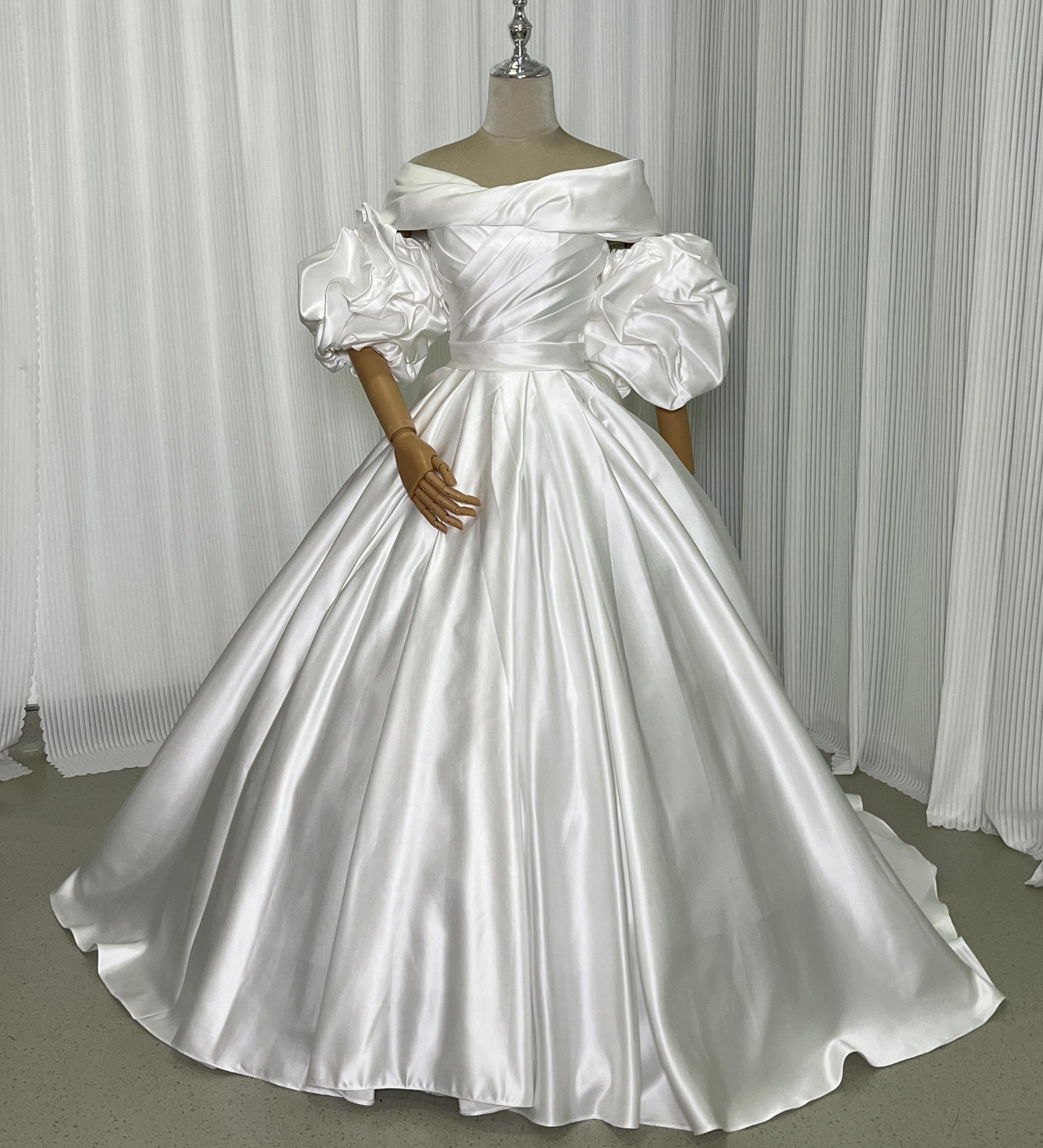 ウェディングドレス 取り外し袖 光沢サテン オフショルダー リボン 結婚式 オフホワイト 色直し｜暁_ASUSA