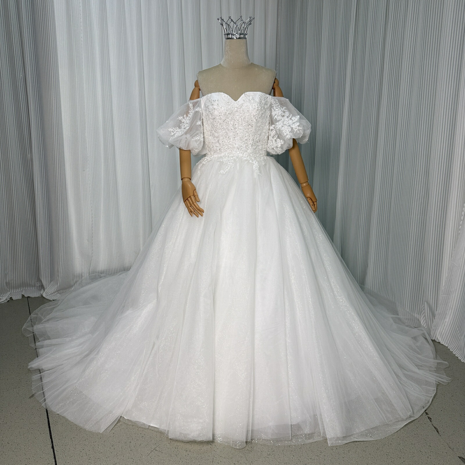 ビジュー シアーロングトレーン ウェディングドレス vanityME.couture. バニティミークチュール オフショル