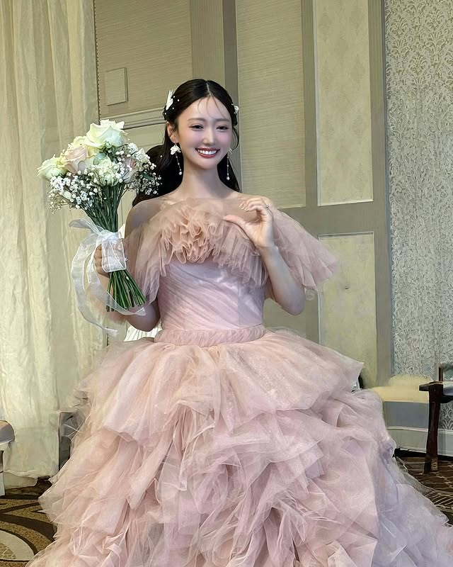 ウェディングドレス(カラードレス・ピンク・モコモコ) 豪華！ピンク ふわふわ付け袖 もこもこカラードレス オーバー