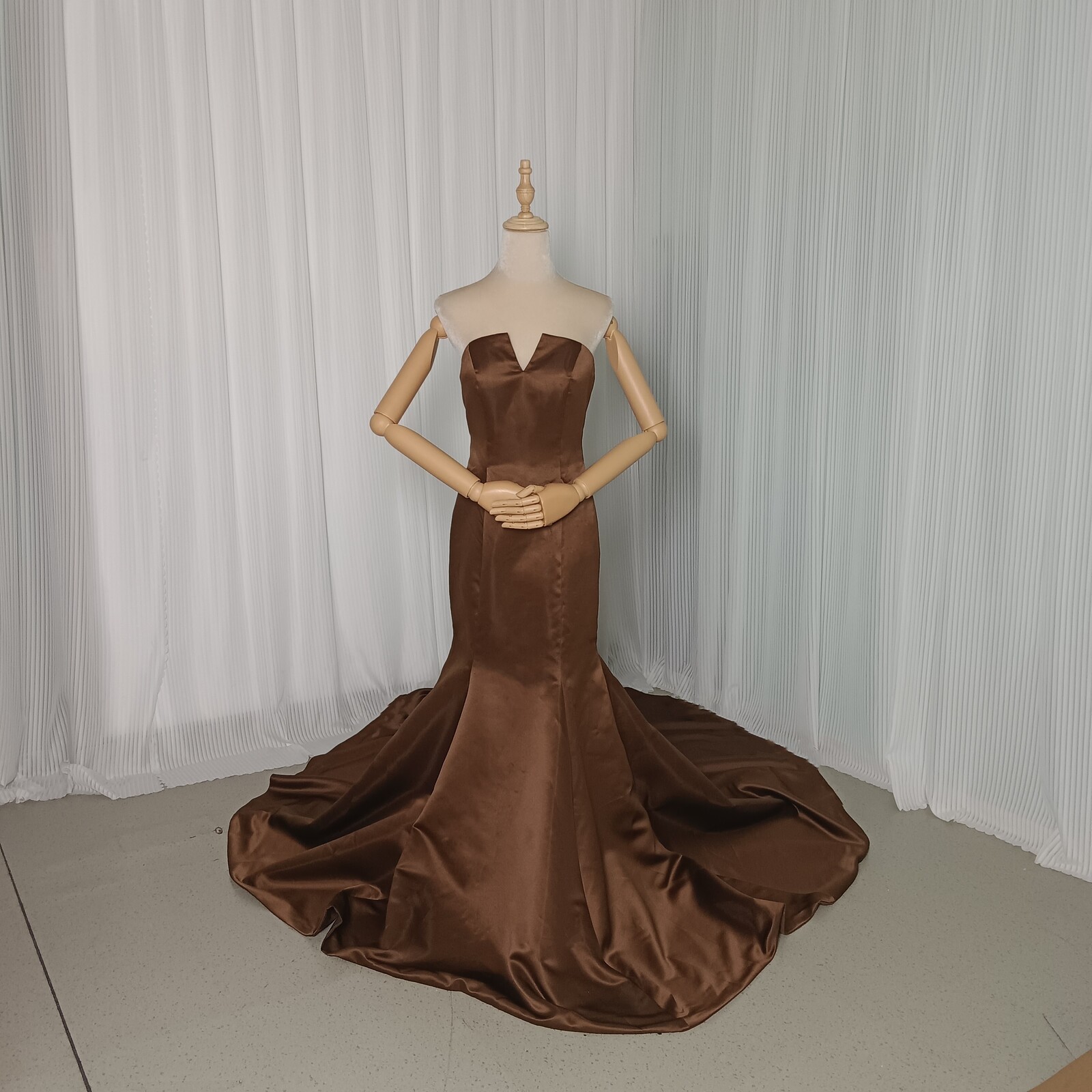 パーティードレス ベアトップ ブラウン 光沢サテン 優雅なシルエット 細見えシルエット 結婚式｜暁_ASUSA