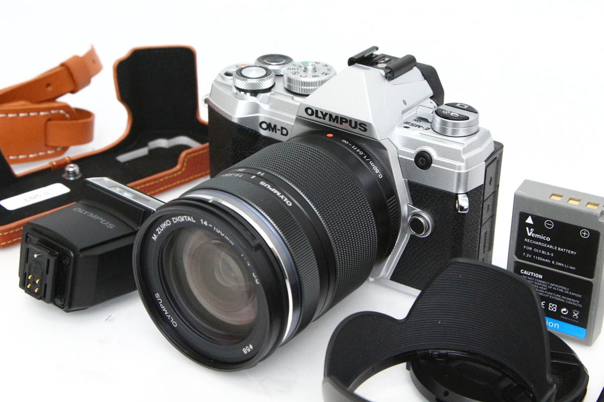 【中古】【良品】オリンパス OM-D E-M5 Mark III 14-150粍 II 水晶体一揃いの道具 [しろがね色]（検知器洗い濯ぎ済み） CA01-R5433-3V1B  OLYMPUS マイクロフォーサーズ 5軸手ブレ手を加える EVF 標準尺度望遠レンズ 水晶体付き添い人 仕掛ける 中古