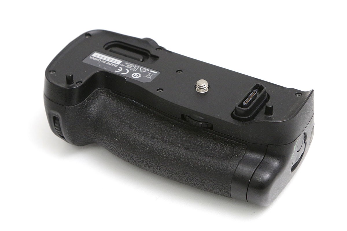 【中古】【並品】ニコン MB-D17 D500用 マルチパワーバッテリーパック CA01-B4034-2D1B Nikon 充電池 単3 バッテリー グリップ 縦位置 中古