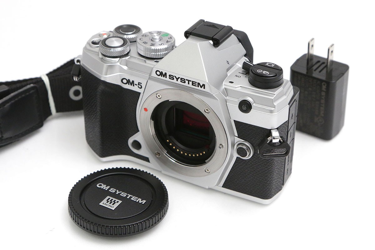 【中古】【美品】OMシステム OM SYSTEM OM-5 ボディ シルバー（センサー清掃済み） CA01-B4291-2P2B OMSYSTEM ミラーレス マイクロフォーサーズマウント 手ブレ補正 4K対応