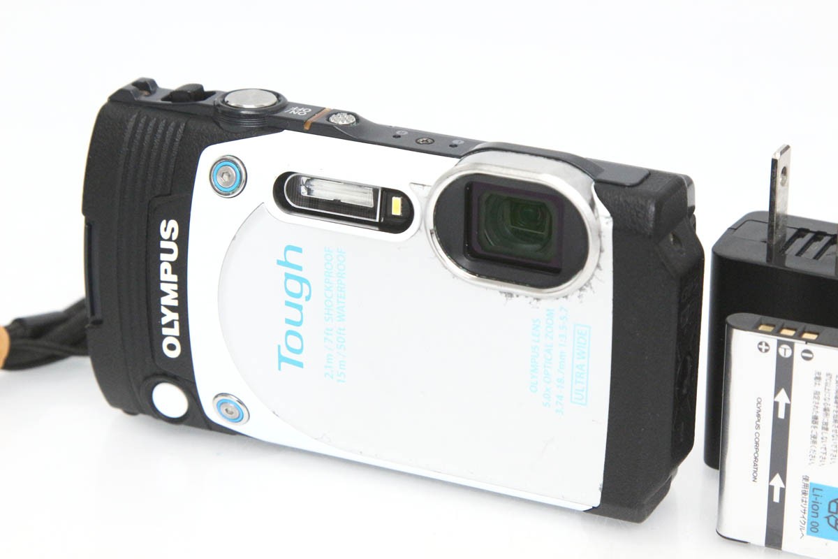 【中古】【お買い得品】オリンパス OLYMPUS STYLUS TG-870 Tough [ホワイト] CA01-R4370-3Y1B デジカメ コンデジ 光学ズーム 手ブレ補正 防水 高耐久 中古