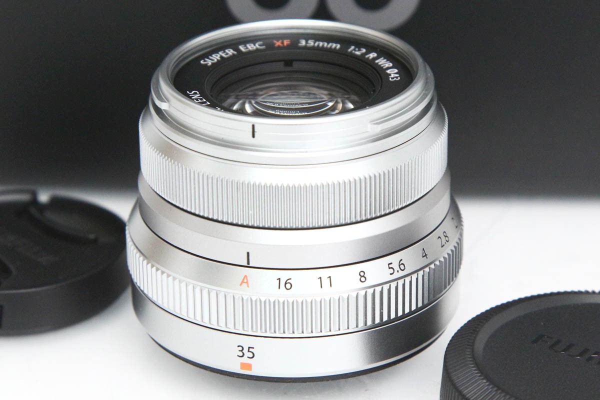 【中古】【美品】富士フイルム フジノン水晶体 XF35mmF2 R WR [しろがね色] CA01-R4554-3X2 FUJIFILM Xマウント APS-C 単興味の中心 中古