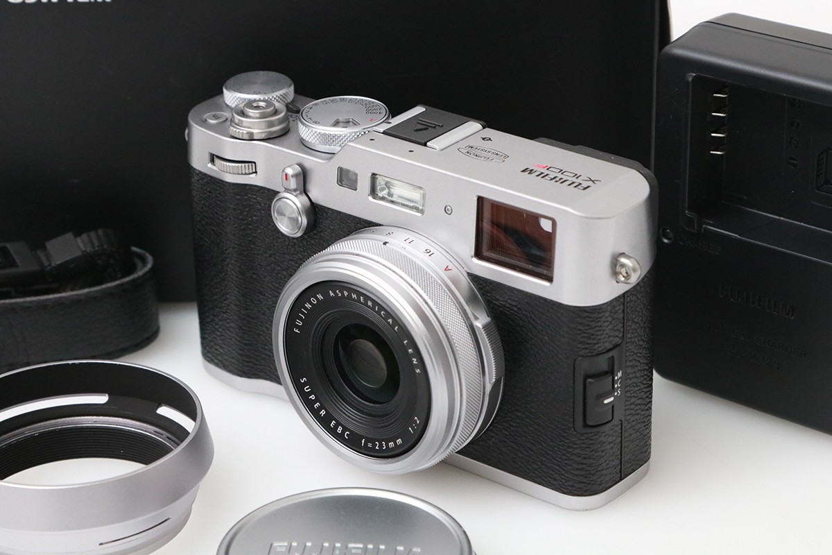 【中古】【並品】富士フイルム X100F しろがね色 CA01-M6209-2Q3 APS-C ディジカメ コンデジ 中古