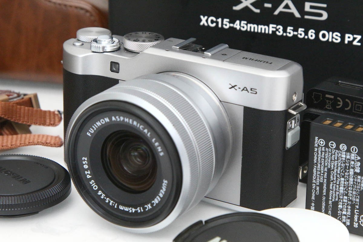 【中古】【良品】富士フイルム FUJIFILM X-A5 水晶体一揃いの道具 [しろがね色]（検知器洗い濯ぎ済み） CA01-R5248-2K2 Xマウント APS-C 判定基準望遠レンズ 手ブレ手を加える 水晶体付き添い人 書き割り 中古