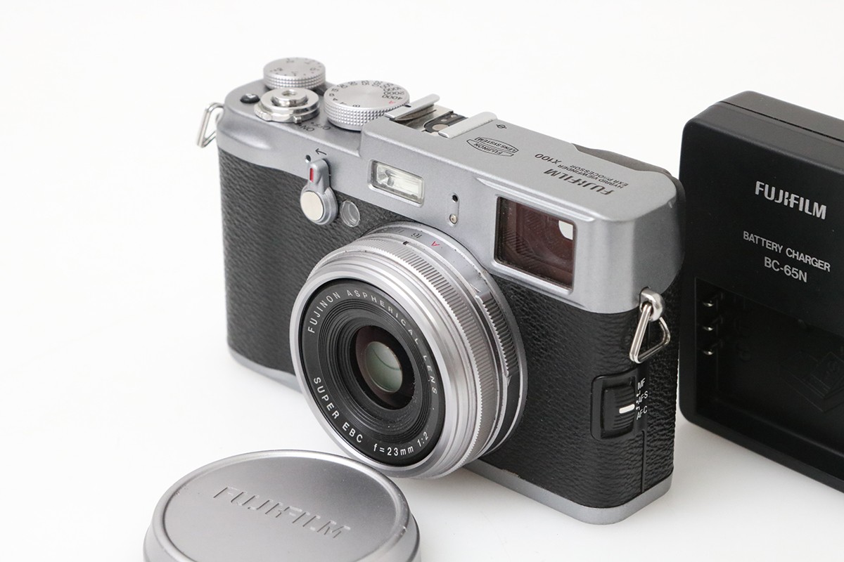 【中古】【並品】富士フイルム FinePix X100 CA01-M6589-2Q1A FUJIFILM APS-C ディジカメ コンデジ 中古